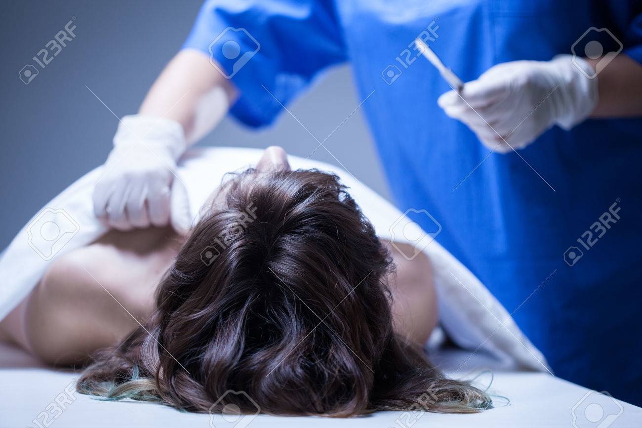 遺体安置所で横になっている死んだ女性のクローズ アップ の写真素材 画像素材 Image 遺体安置所で横になっている死んだ女性のクローズ アップ の写真素材 画像素材 Image