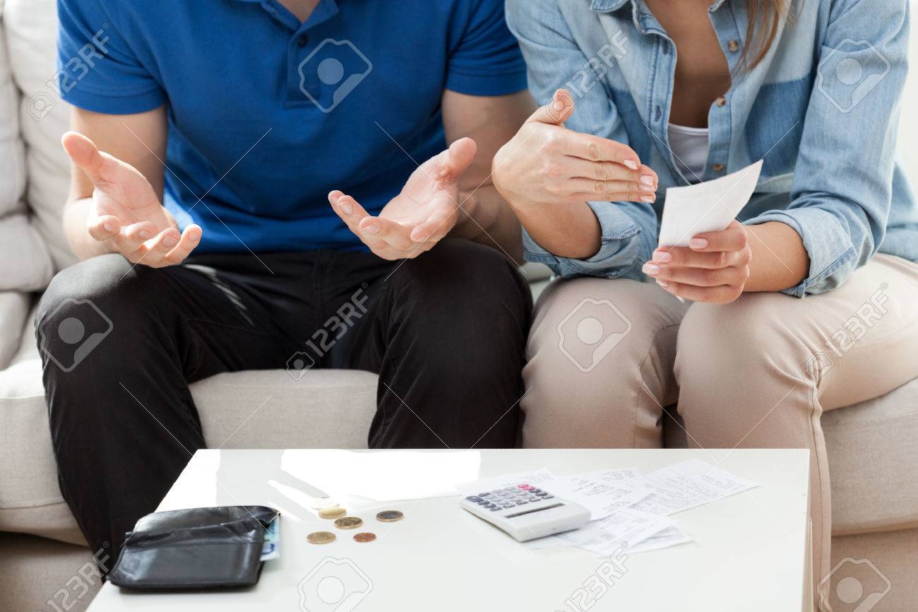 Couple having not enough money for bills - 32127478 Couple having not enough money for bills - 32127478