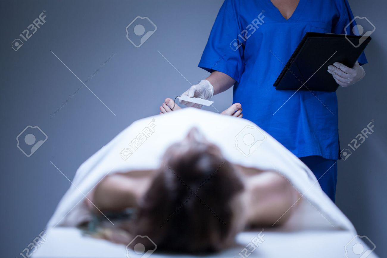 遺体安置所 水平方向での女性の死体 の写真素材 画像素材 Image 遺体安置所 水平方向での女性の死体 の写真素材 画像素材 Image