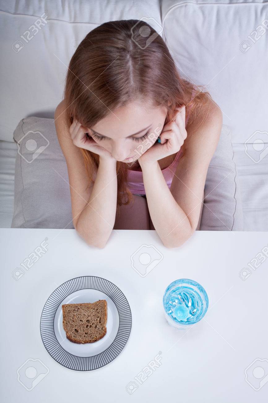 パンと水ダイエット若いスキニーの女の子 の写真素材 画像素材 Image