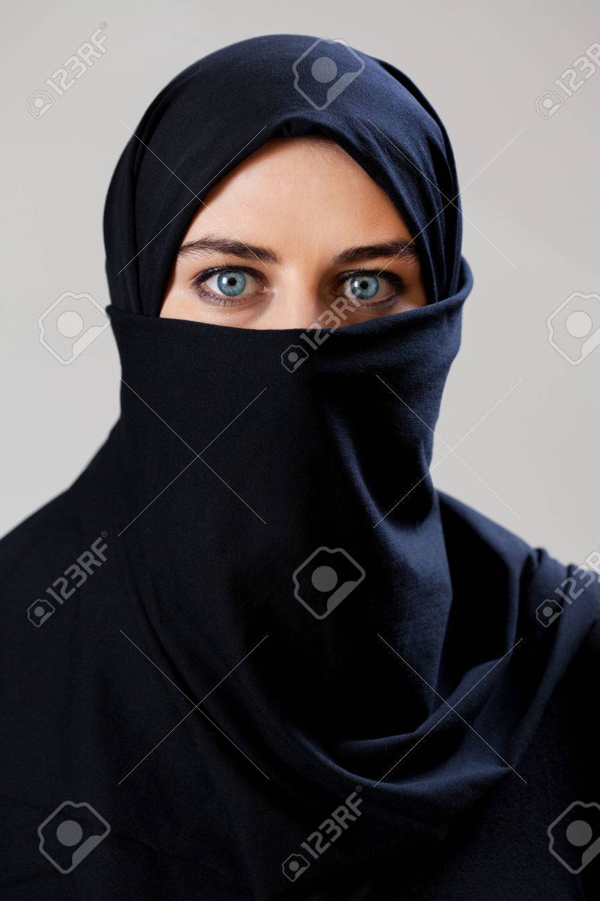 顔を覆うベールを身に着けている中東の女性 の写真素材 画像素材 Image 顔を覆うベールを身に着けている中東の女性 の写真素材 画像素材 Image