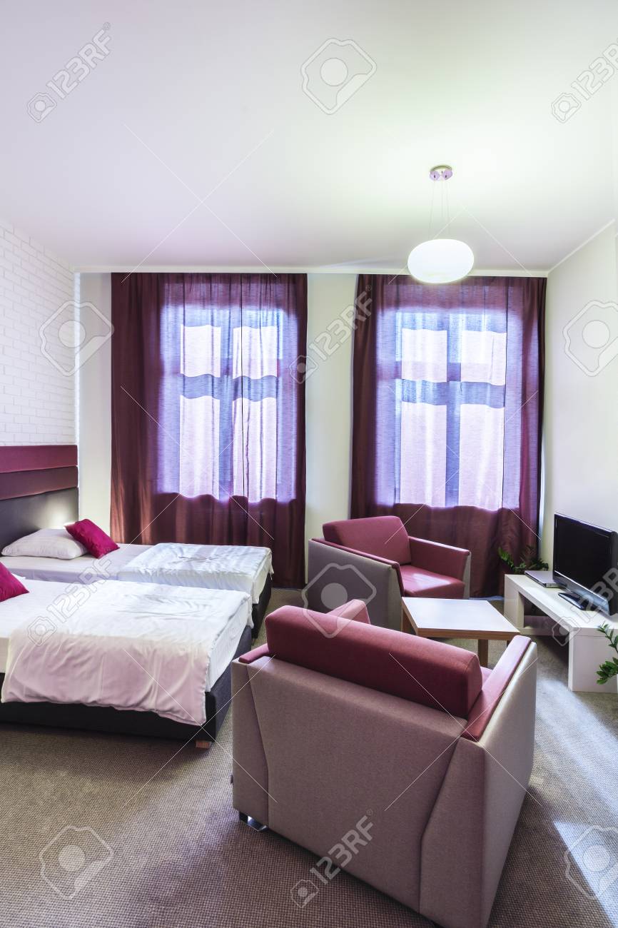 Double Chambre D\'hôtel Avec Des Rideaux Violets Et Décorations ... Double Chambre D\'hôtel Avec Des Rideaux Violets Et Décorations ...