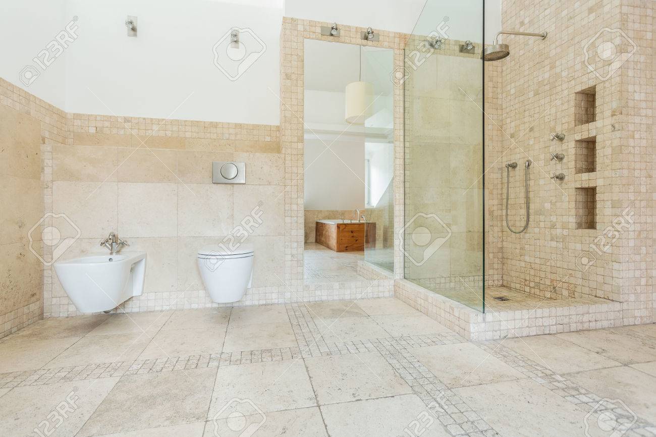 archivio fotografico bagno con piastrelle beige sul muro