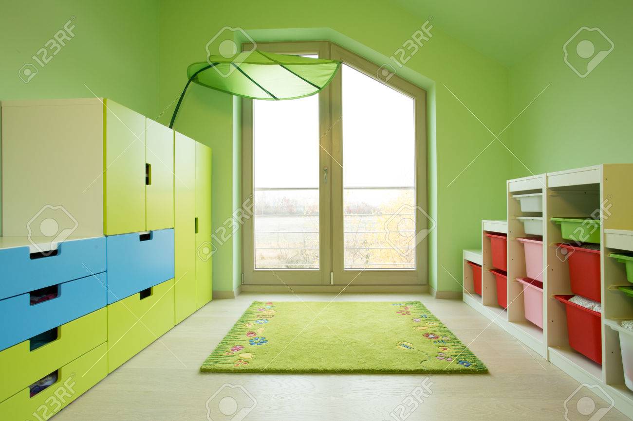 屋根裏部屋で 水平のカラフルな子供部屋 の写真素材 画像素材 Image