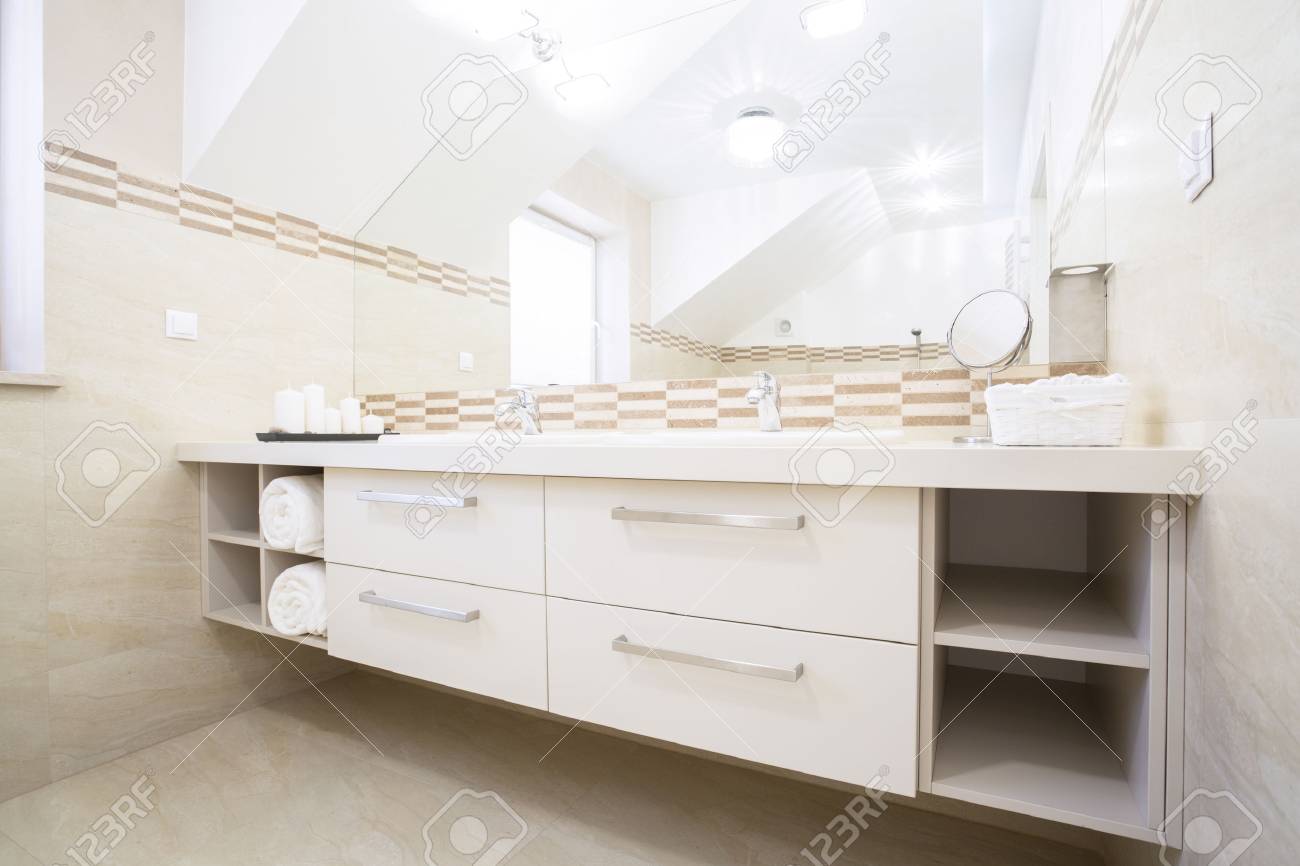 Das Gemütliche Badezimmer In Einer Eleganten Wohnung Lizenzfreie ... Das Gemütliche Badezimmer In Einer Eleganten Wohnung Lizenzfreie ...
