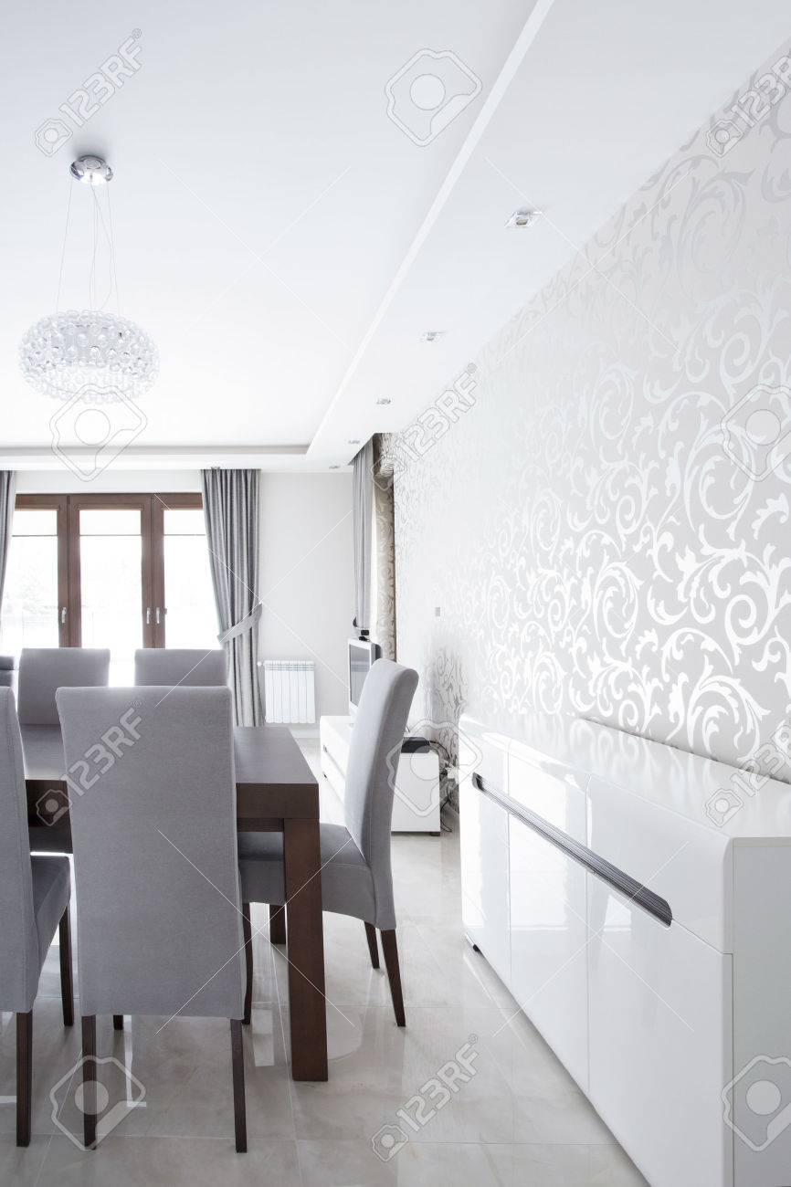 エレガントなダイニング ルームのインテリアで銀の壁紙 の写真素材 画像素材 Image