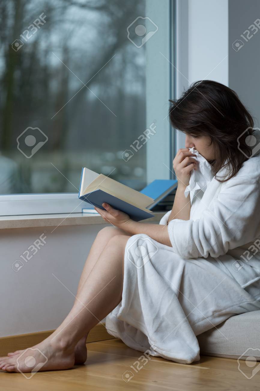 悲しい本を読みながら泣いている組織を持つ若い女性 の写真素材 画像素材 Image