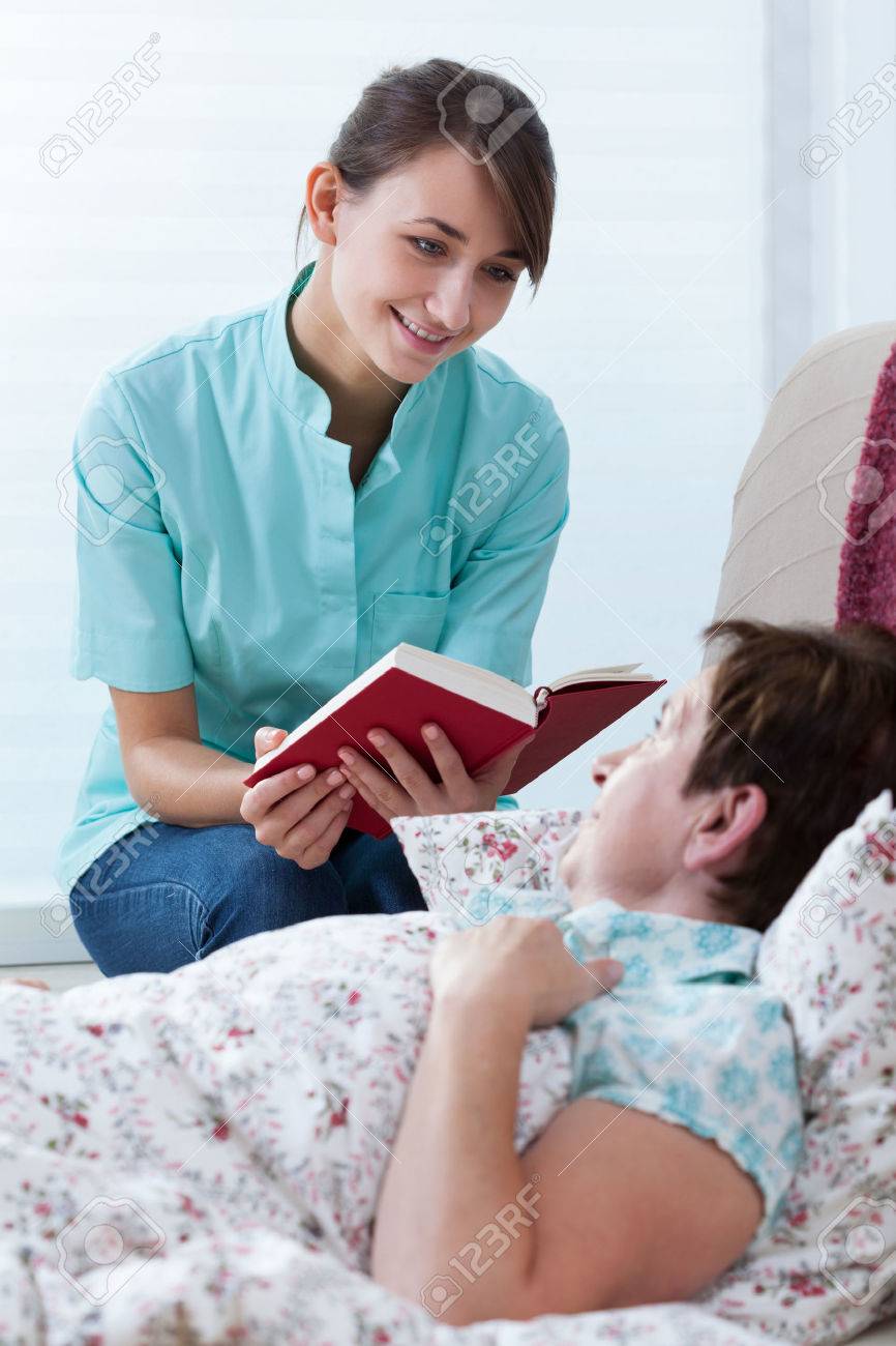 若い可愛い彼女のメスの患者と過ごす時間セラピスト の写真素材 画像素材 Image