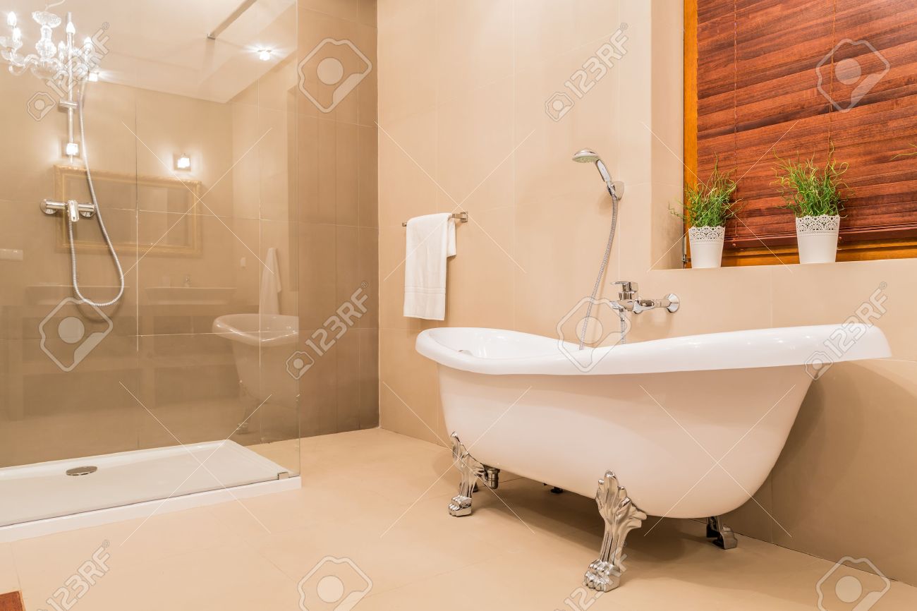 Il design moderno di nuovo bagno con doccia in vetro e vasca da ...