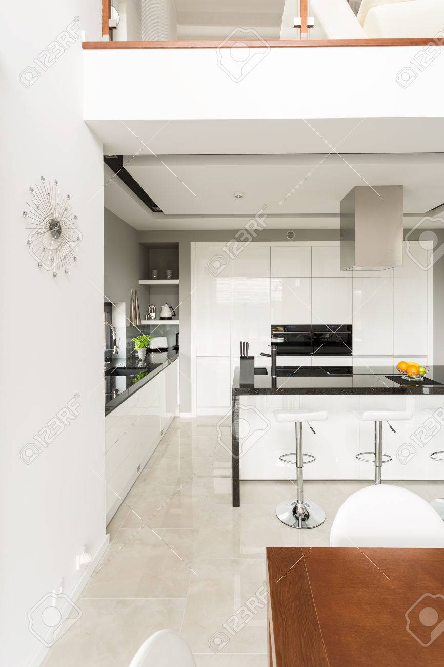 Stilvolle Moderne Kuche In Luxus Doppelhaushalfte Lizenzfreie Fotos Bilder Und Stock Fotografie Image 38552413