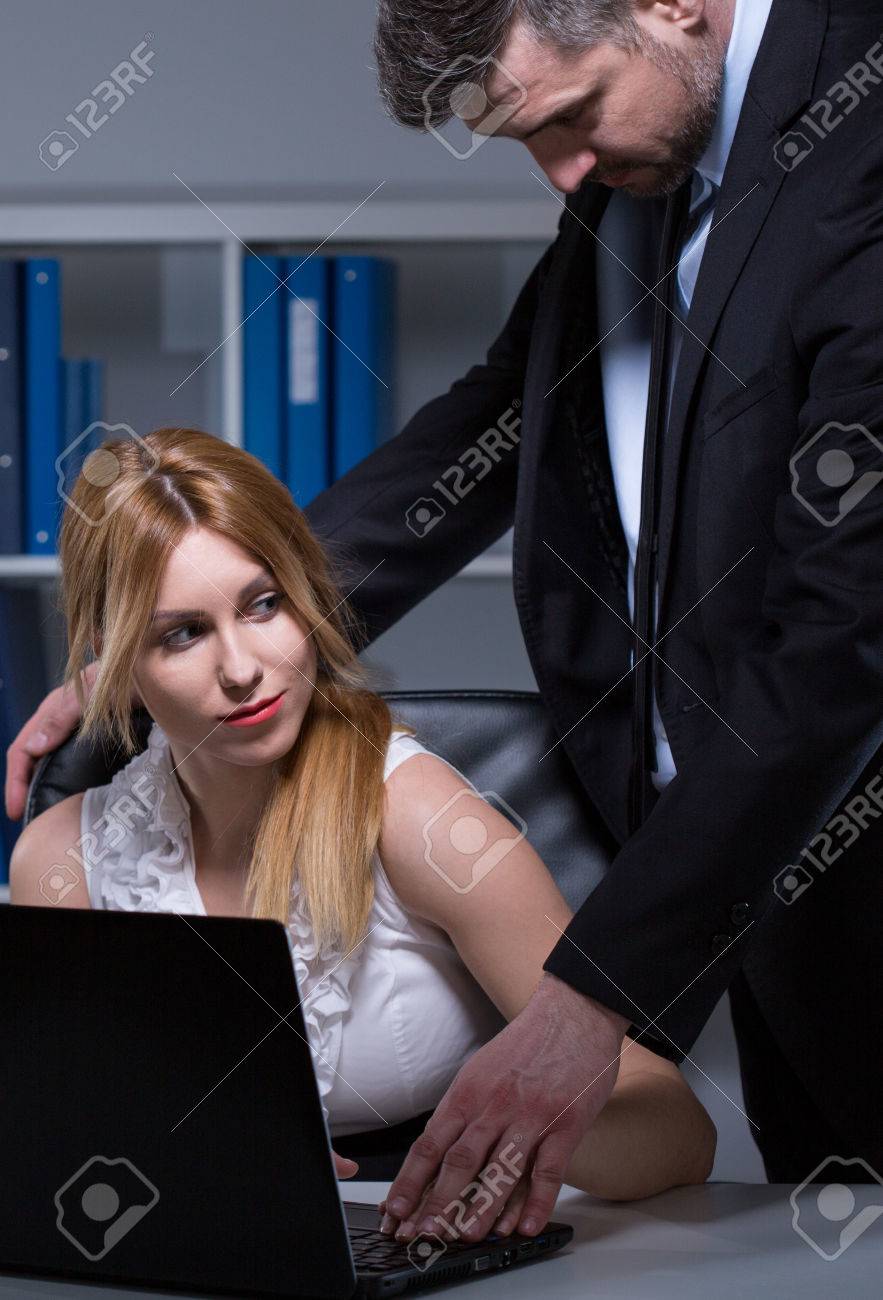 Chef legt seine Sekretärin auf dem Schreibtisch flach Chef legt seine Sekretärin auf dem Schreibtisch flach