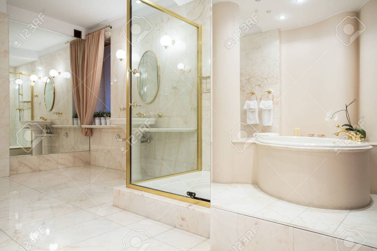 Dos Grandes Espejos En Un Enorme Cuarto De Baño De Lujo Fotos ... Dos Grandes Espejos En Un Enorme Cuarto De Baño De Lujo Fotos ...