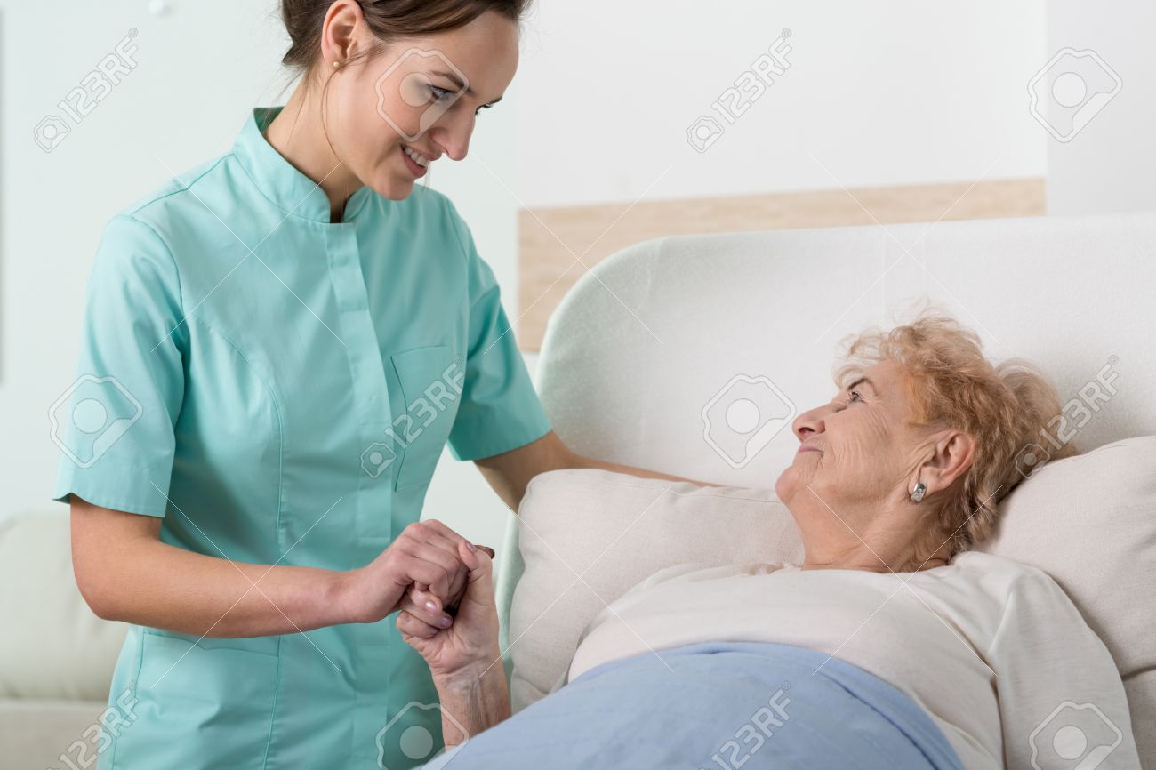 Zwei Krankenschwestern kümmern sich um den Patienten Zwei Krankenschwestern kümmern sich um den Patienten