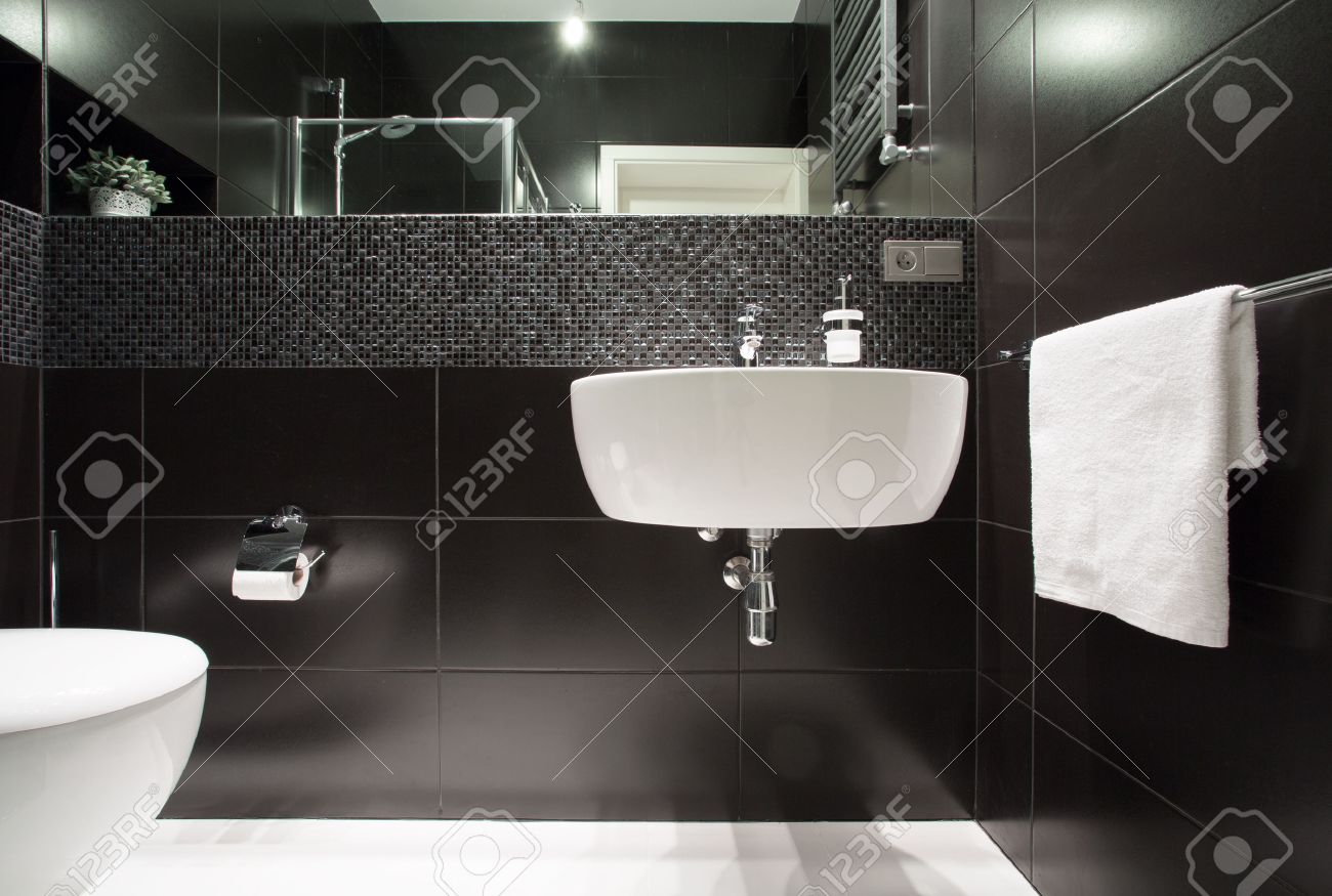 Lavabo blanco en el muro negro en el cuarto de baño moderno fotos ...