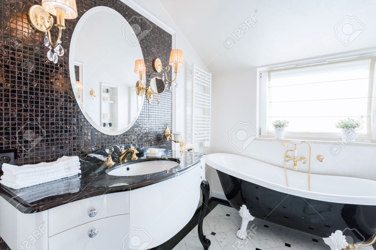 Salle De Bain élégant Avec Grande Baignoire En Noir Et Blanc Banque ... Salle De Bain élégant Avec Grande Baignoire En Noir Et Blanc Banque ...