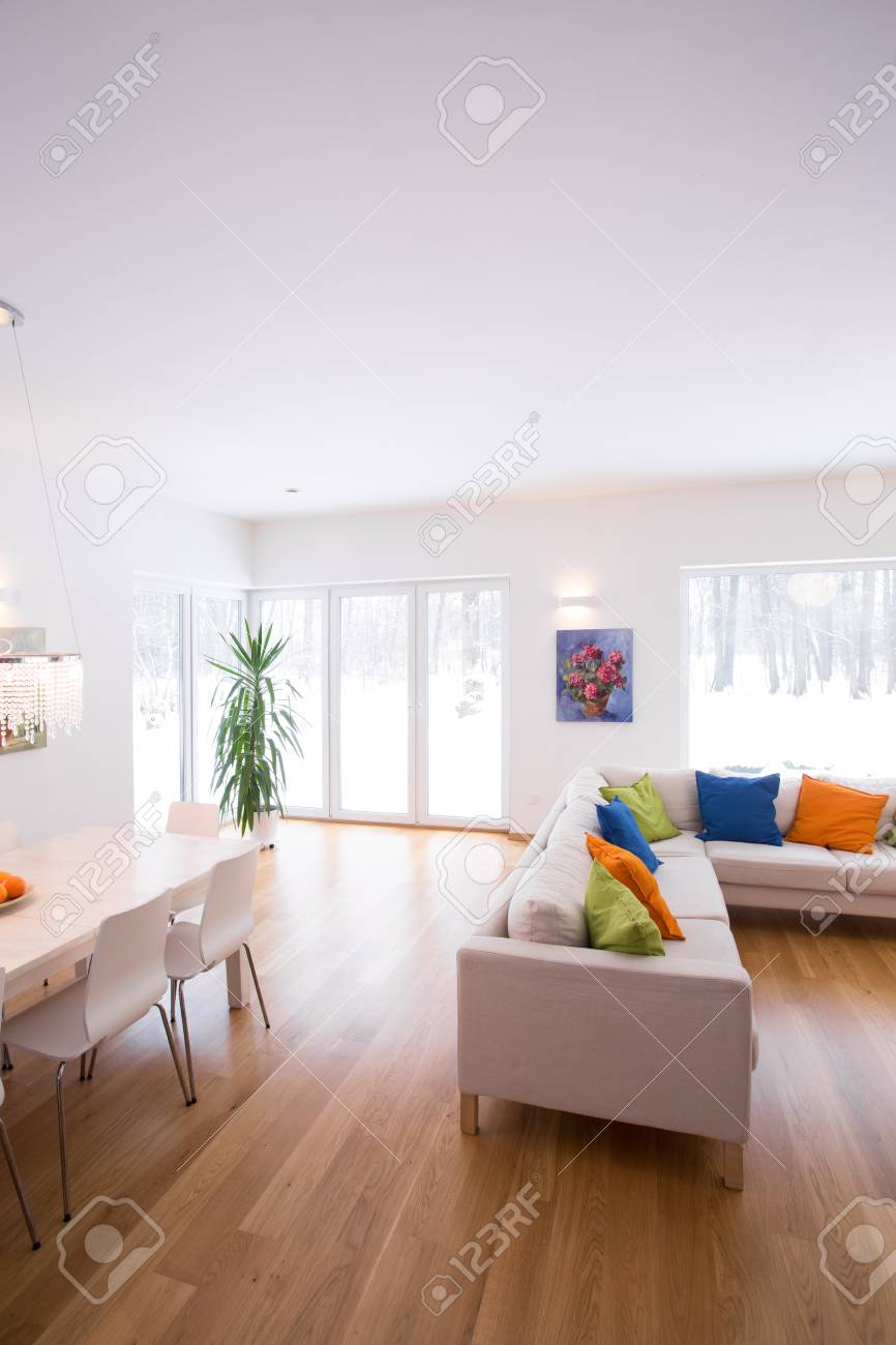 Moderne Einrichtung Von Grossen Familienzimmer Mit Holzboden Lizenzfreie Fotos Bilder Und Stock Fotografie Image