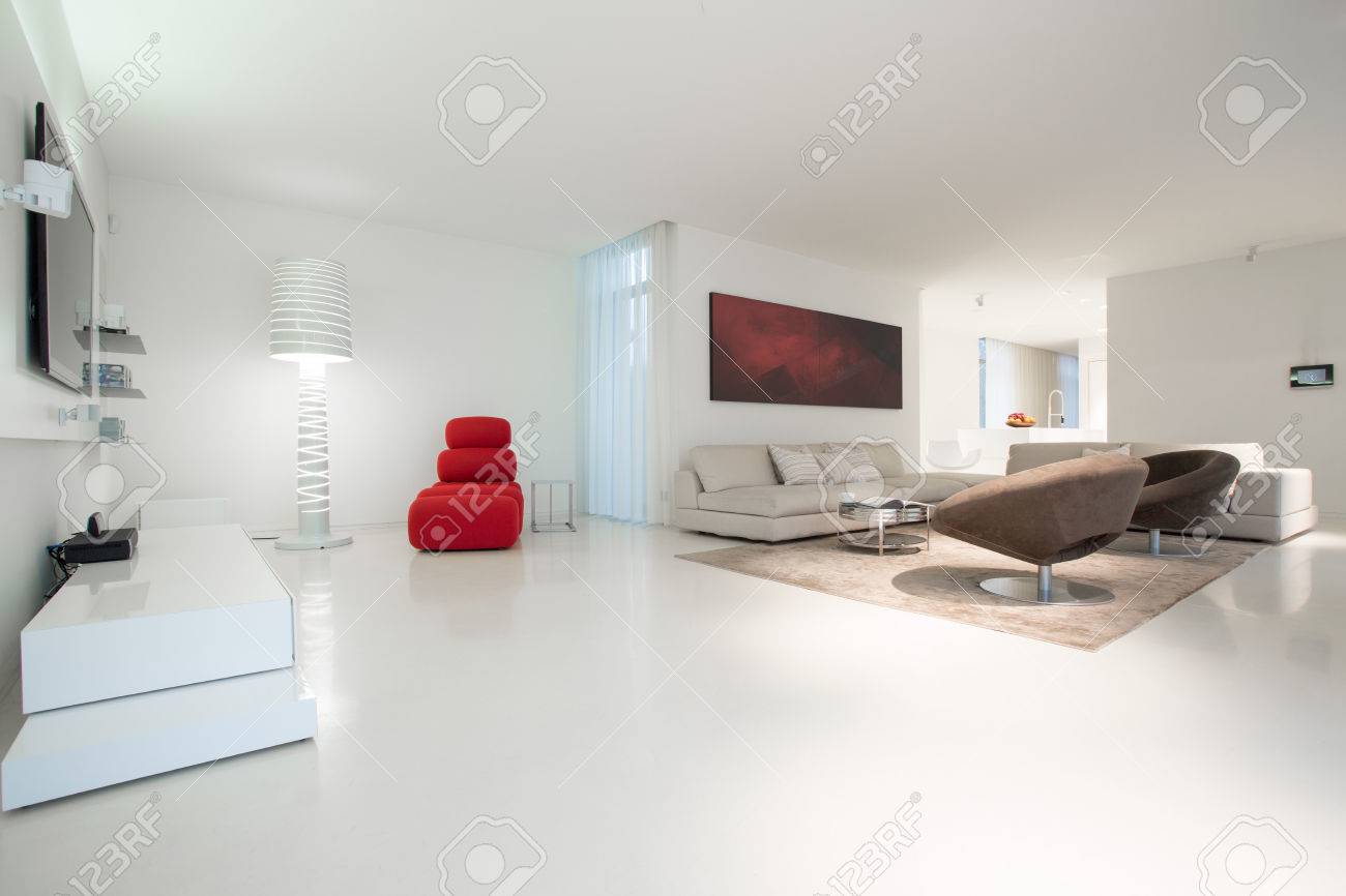 Légant salon énorme avec sol en marbre blanc Légant salon énorme avec sol en marbre blanc
