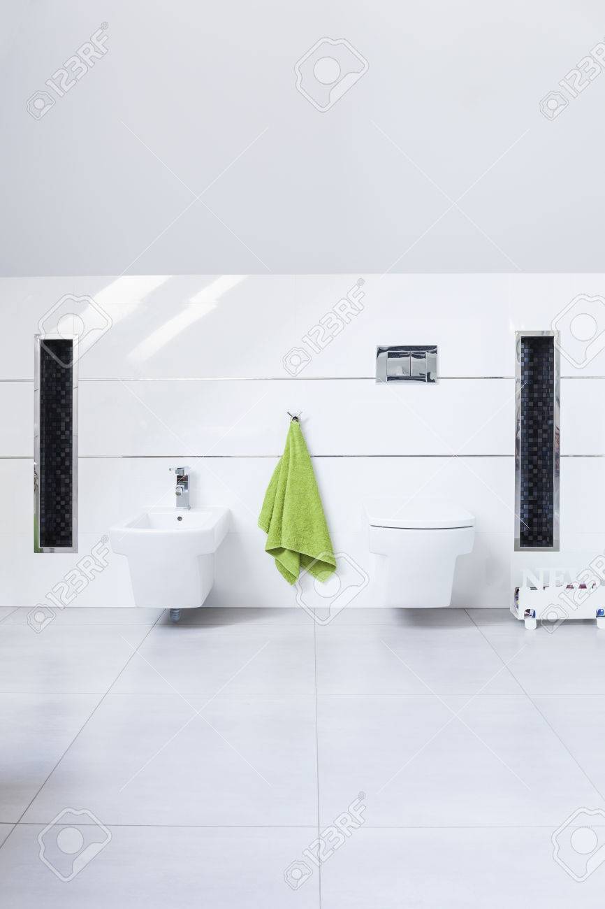 Einfache Weisse Toilette Mit Marmorfliesen Lizenzfreie Fotos Bilder Und Stock Fotografie Image 40108335