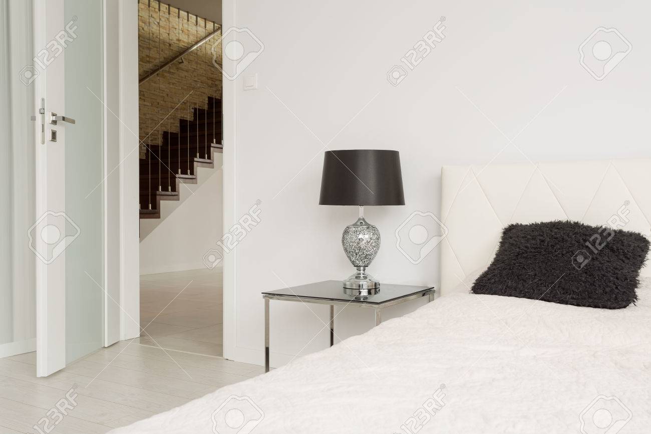 Weiß Eingangstür Zum Einfachen Exklusive Schlafzimmer Lizenzfreie ... Weiß Eingangstür Zum Einfachen Exklusive Schlafzimmer Lizenzfreie ...