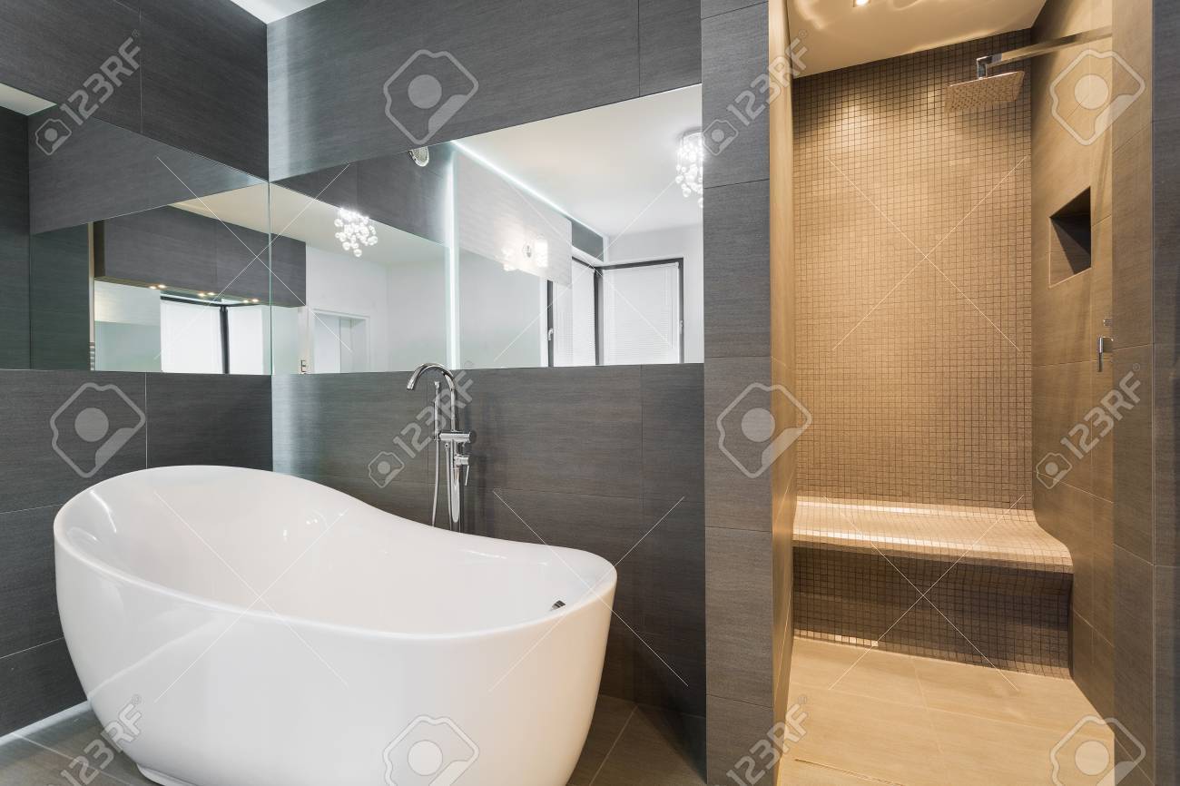 Cuarto De Baño Moderno Con Bañera Y Ducha En La Residencia Rica ... Cuarto De Baño Moderno Con Bañera Y Ducha En La Residencia Rica ...