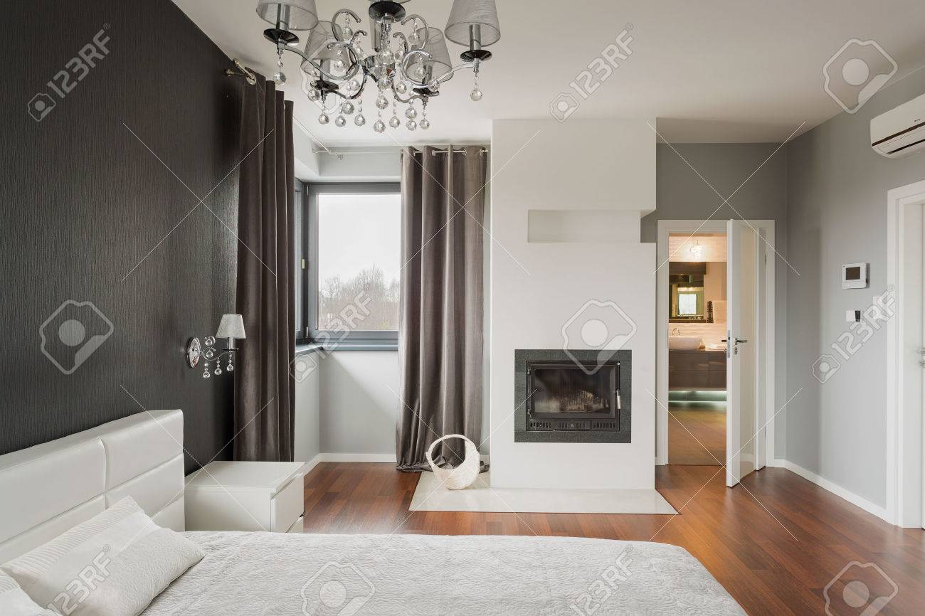 昔ながらの暖炉のあるスタイリッシュな寝室 の写真素材 画像素材 Image