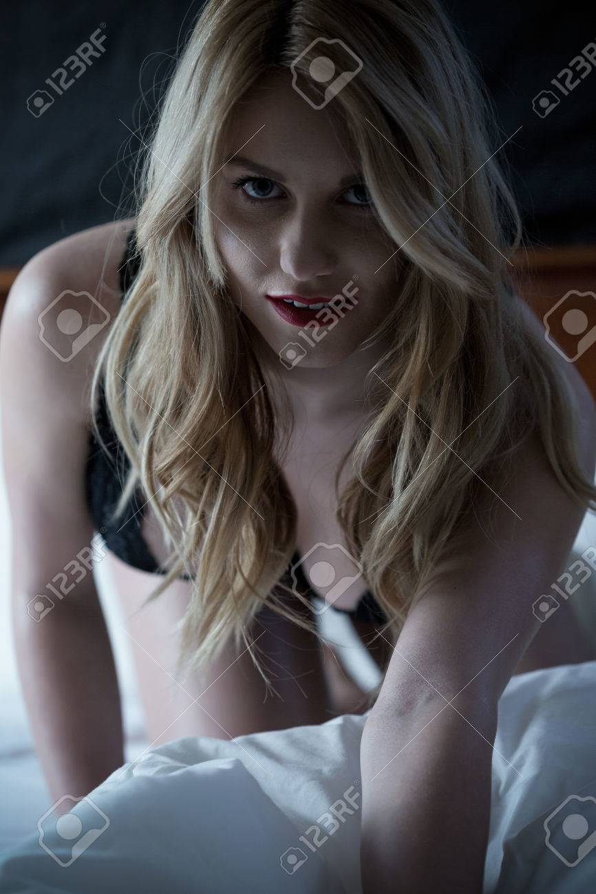 ベッドで誘惑的なまなざしとセクシーな女性 の写真素材 画像素材 Image