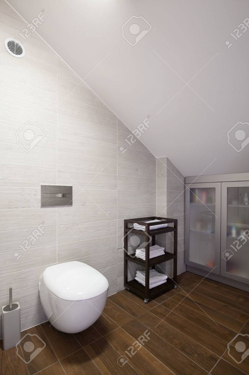 salle de bains simple et moderne avec mur blanc inclin banque d Salle De Bain Simple Et Moderne ~ salle de bains simple et moderne avec mur blanc inclin banque d