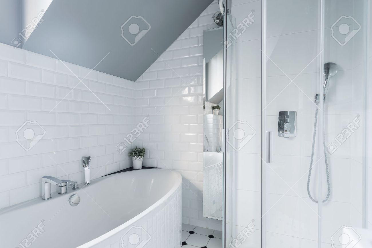 Exklusive Weiße Badezimmer Mit Badewanne Und Dusche Lizenzfreie ... Exklusive Weiße Badezimmer Mit Badewanne Und Dusche Lizenzfreie ...