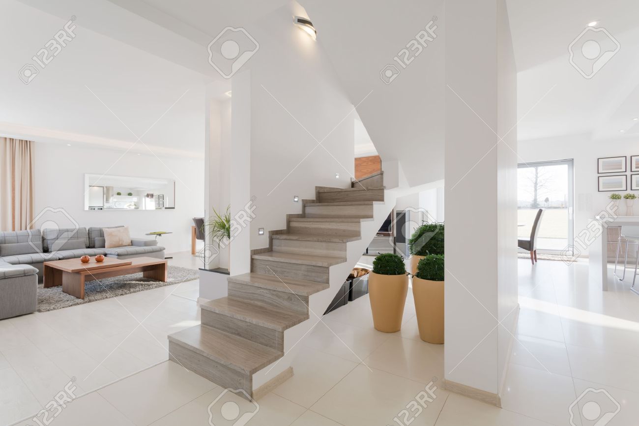 Minimalistische Geräumige Haus Interieur Mit Zwei Etagen Lizenzfreie ... Minimalistische Geräumige Haus Interieur Mit Zwei Etagen Lizenzfreie ...