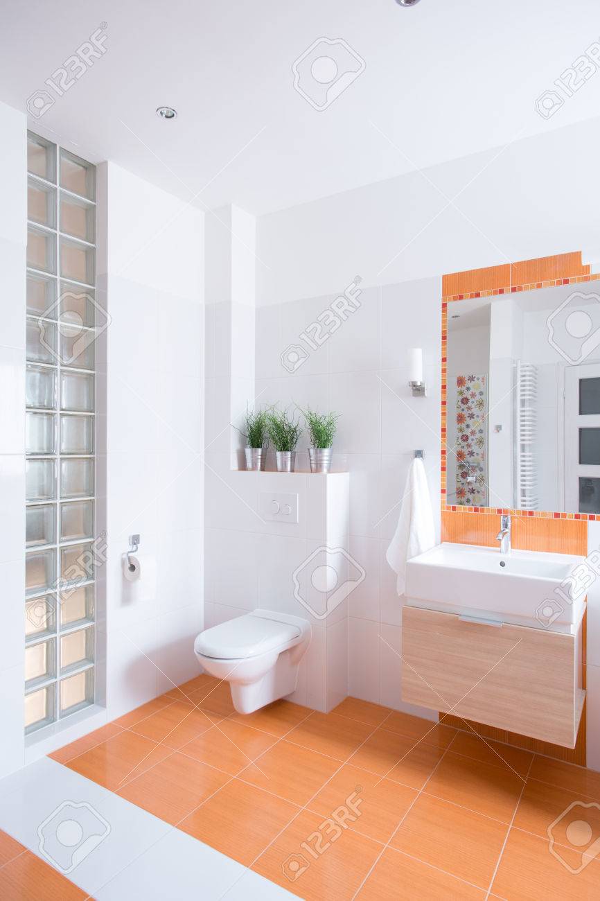 Naranja azulejos en el suelo en el baño moderno fotos, retratos ...