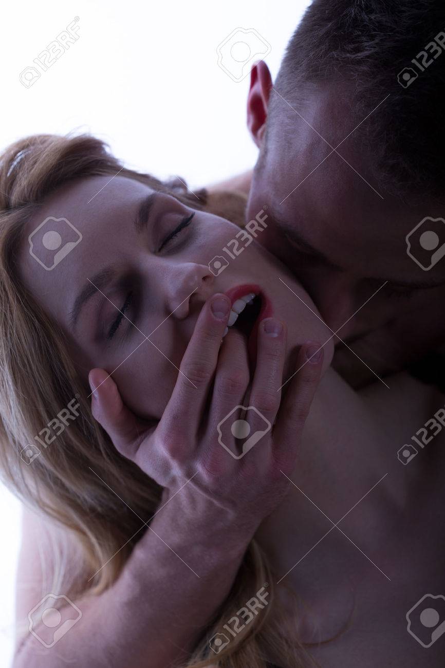 Linda Mulher Loira Em Êxtase Durante O Sexo Com Seu Homem Foto Royalty  Free, Gravuras, Imagens e Banco de fotografias. Image 42293422