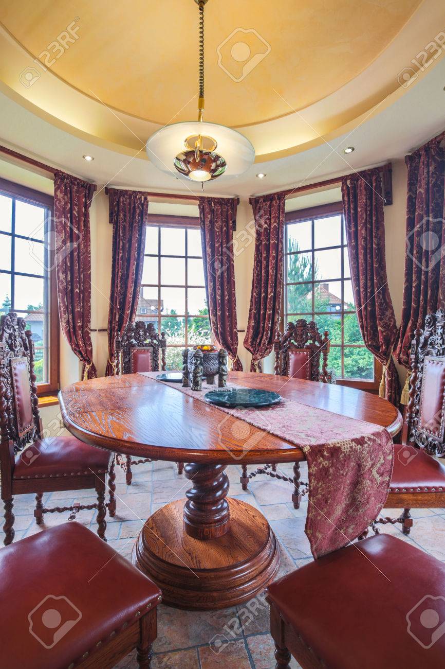 Stilvolle Antike Mobel In Luxus Esszimmer Lizenzfreie Fotos Bilder Und Stock Fotografie Image 42420844