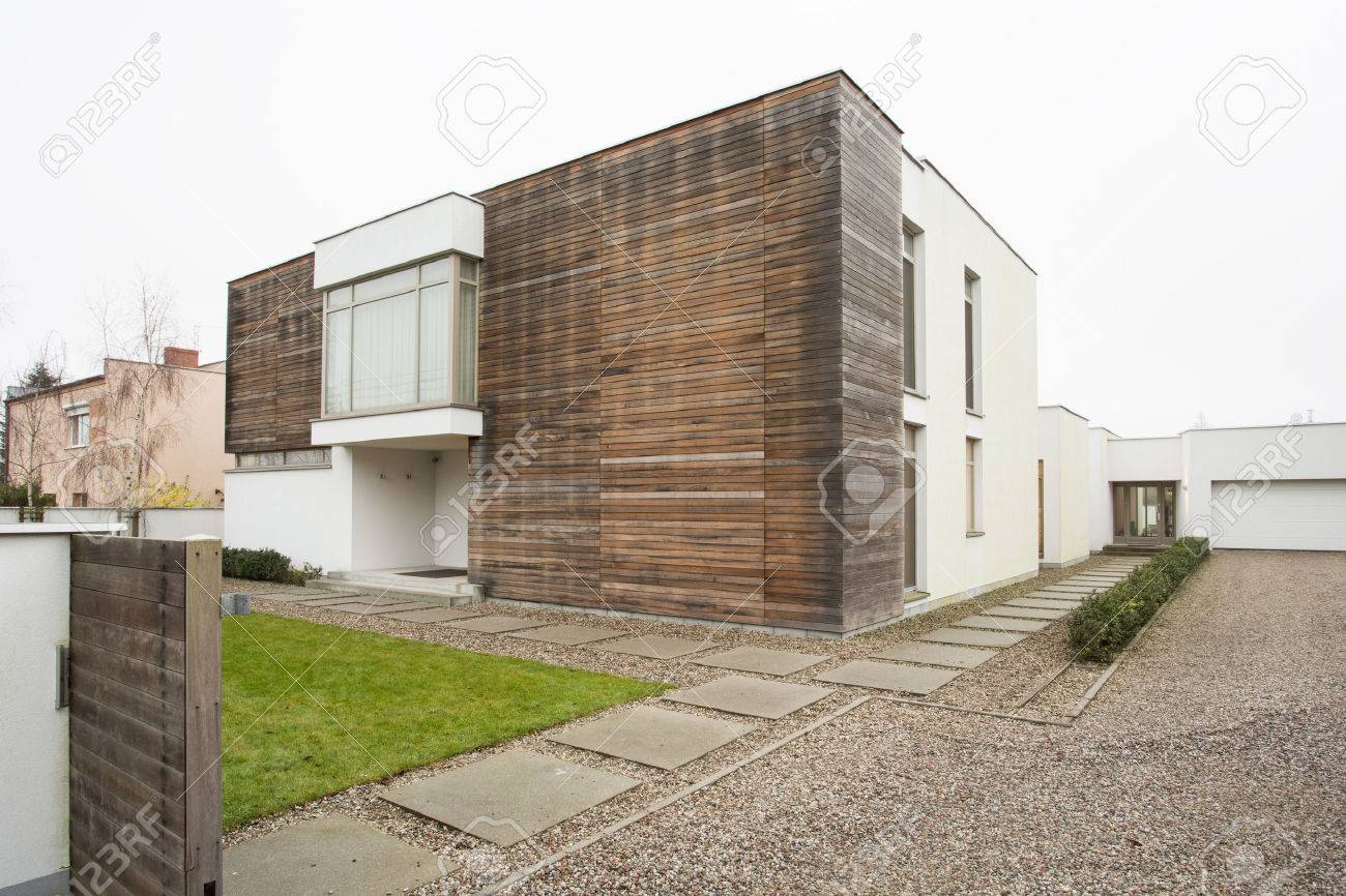 秋の時間の間に高級戸建住宅の外観 の写真素材 画像素材 Image