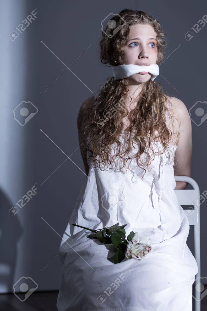 妊婦　猿轡 口を猿轡かませたレイプの若い犠牲者の写真素材・画像素材 Image 42783610