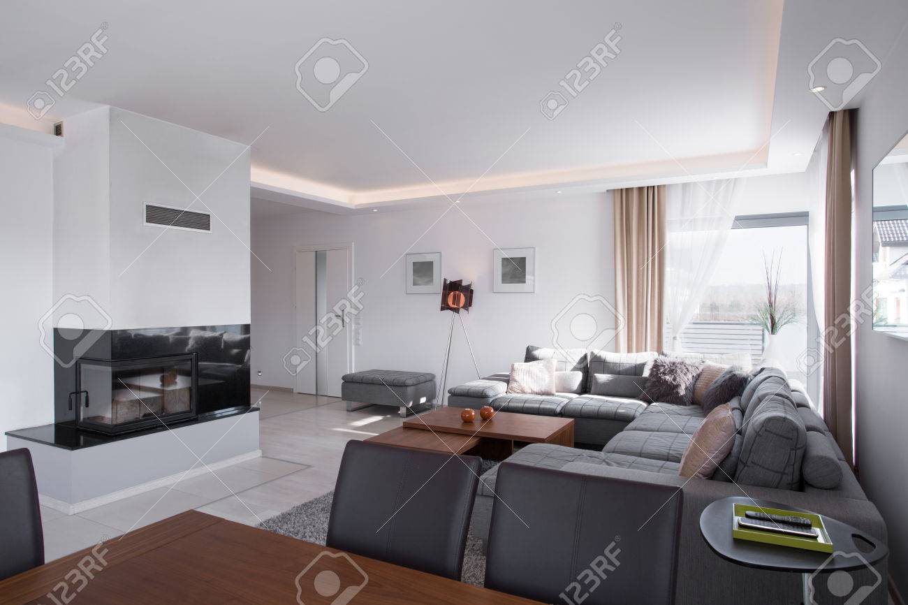 Gemütlich Und Sonnigen Wohnzimmer Mit Kamin Lizenzfreie Fotos ... Gemütlich Und Sonnigen Wohnzimmer Mit Kamin Lizenzfreie Fotos ...