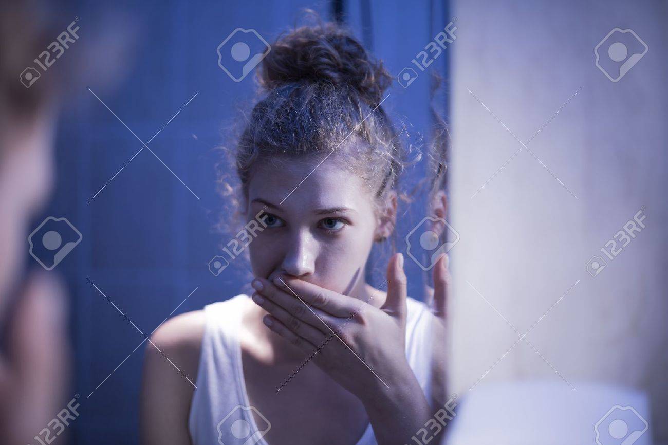 過食症に苦しんで嘔吐少女の画像 の写真素材 画像素材 Image