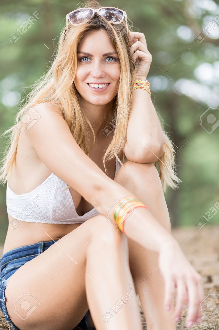 Bild Von Madchen Tragen Jeans Hot Pants Und Bikini Oberteil Standard Bild 43706683 Bild Von Madchen Tragen Jeans Hot Pants Und Bikini Oberteil Standard Bild 43706683