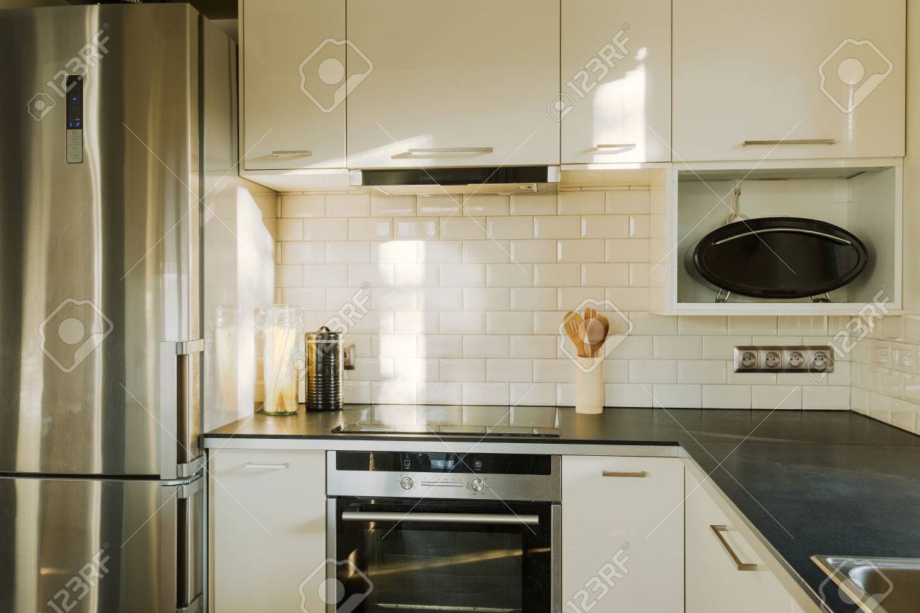 Pared De Ladrillo Blanca En La Cocina De Diseno Contemporaneo