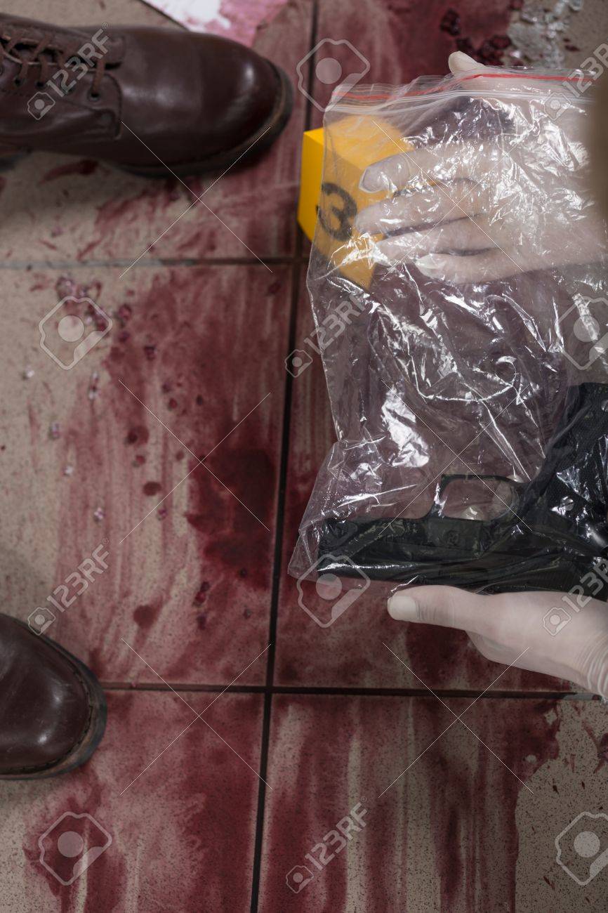 血や殺人現場で銃 の写真素材 画像素材 Image
