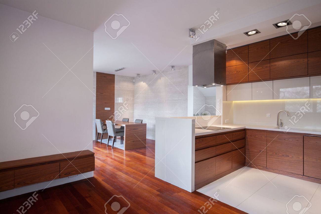 Das Innere Der Elegante Weisse Und Braune Haus Lizenzfreie Fotos