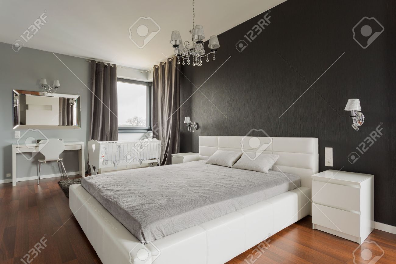 Immagine Di Letto King Size Con Testiera In Camera Da Letto Di ... Immagine Di Letto King Size Con Testiera In Camera Da Letto Di ...
