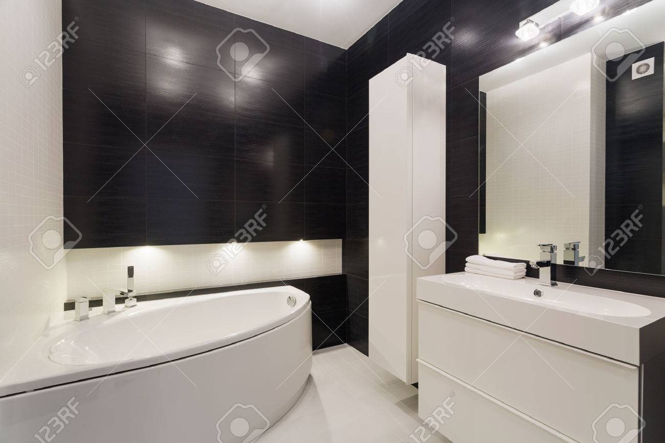 Imagen De Lujoso Cuarto De Baño Blanco Y Negro Con Un Elegante Suelo ... Imagen De Lujoso Cuarto De Baño Blanco Y Negro Con Un Elegante Suelo ...