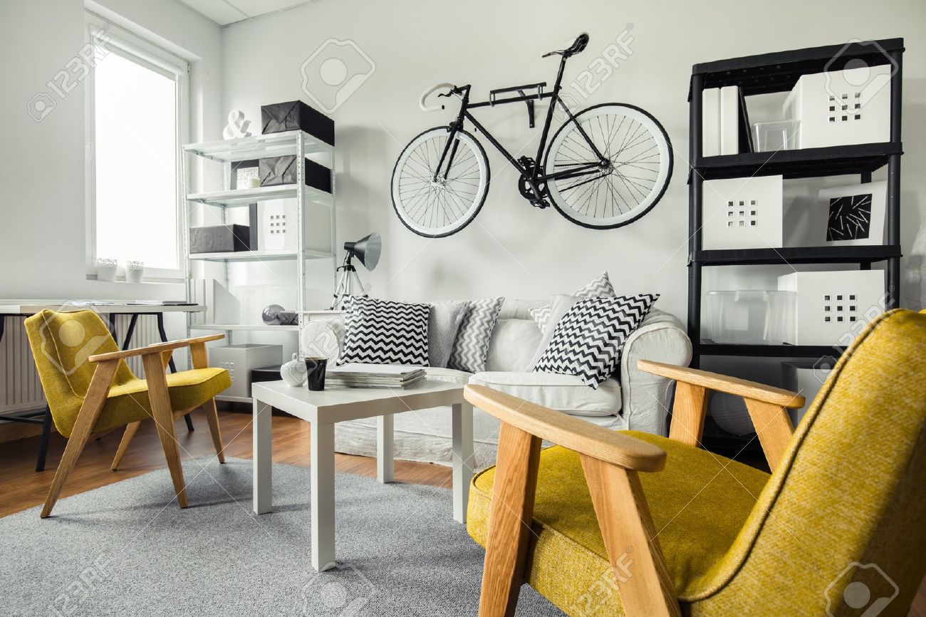 Modernen Raum - Gelbe Sessel In Schwarz Und Weiß Wohnzimmer ... Modernen Raum - Gelbe Sessel In Schwarz Und Weiß Wohnzimmer ...