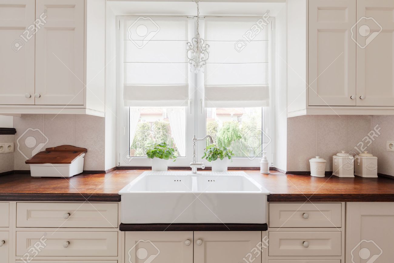 固体木製の調理台で優雅な台所家具の画像 の写真素材 画像素材 Image