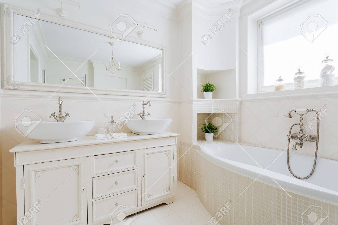 Imagen Del Nuevo Cuarto De Baño Elegante Con Accesorios Blancos Fotos,  retratos, imágenes y fotografía de archivo libres de derecho. Image 46613264