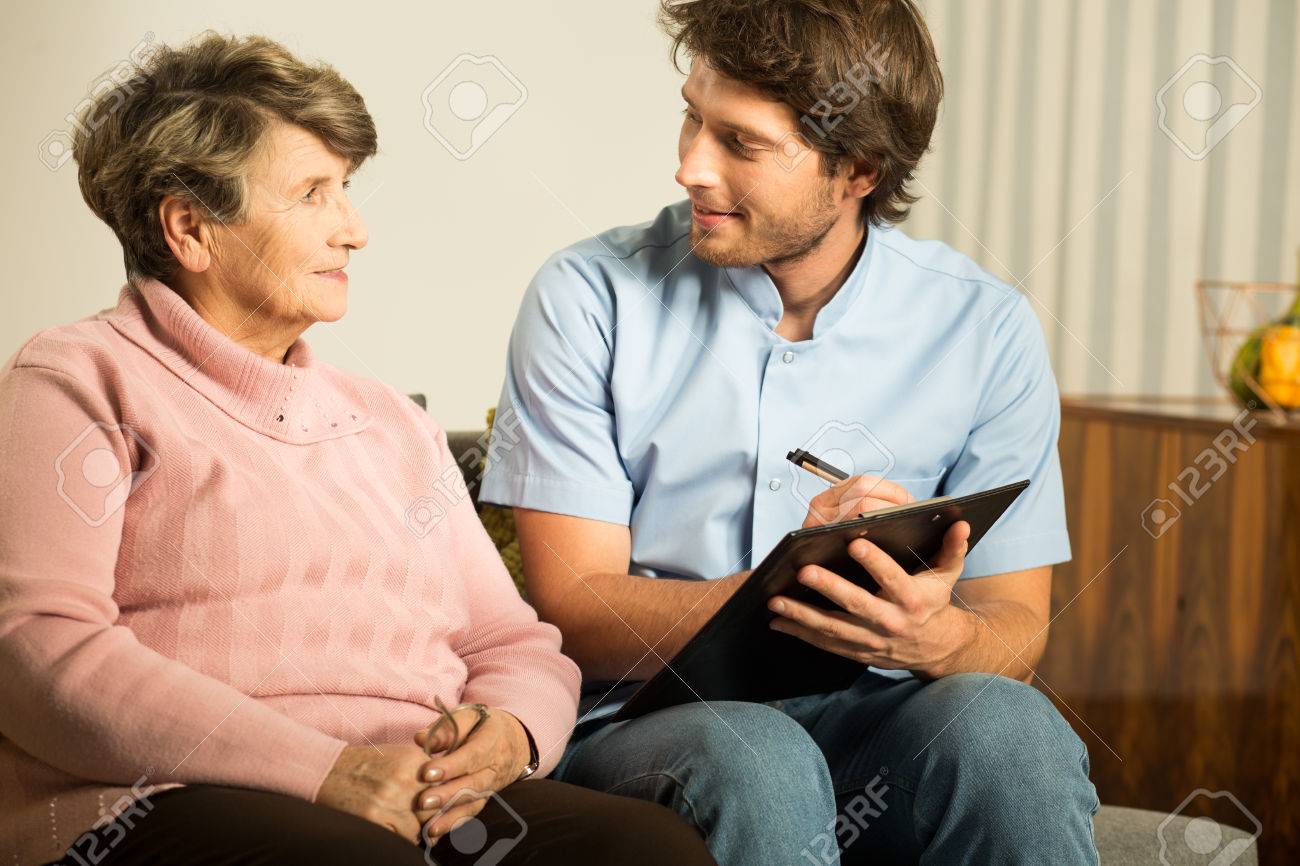 Junge Mannliche Arzt In Der Krankenpflege Zu Hause Aus Arbeiten