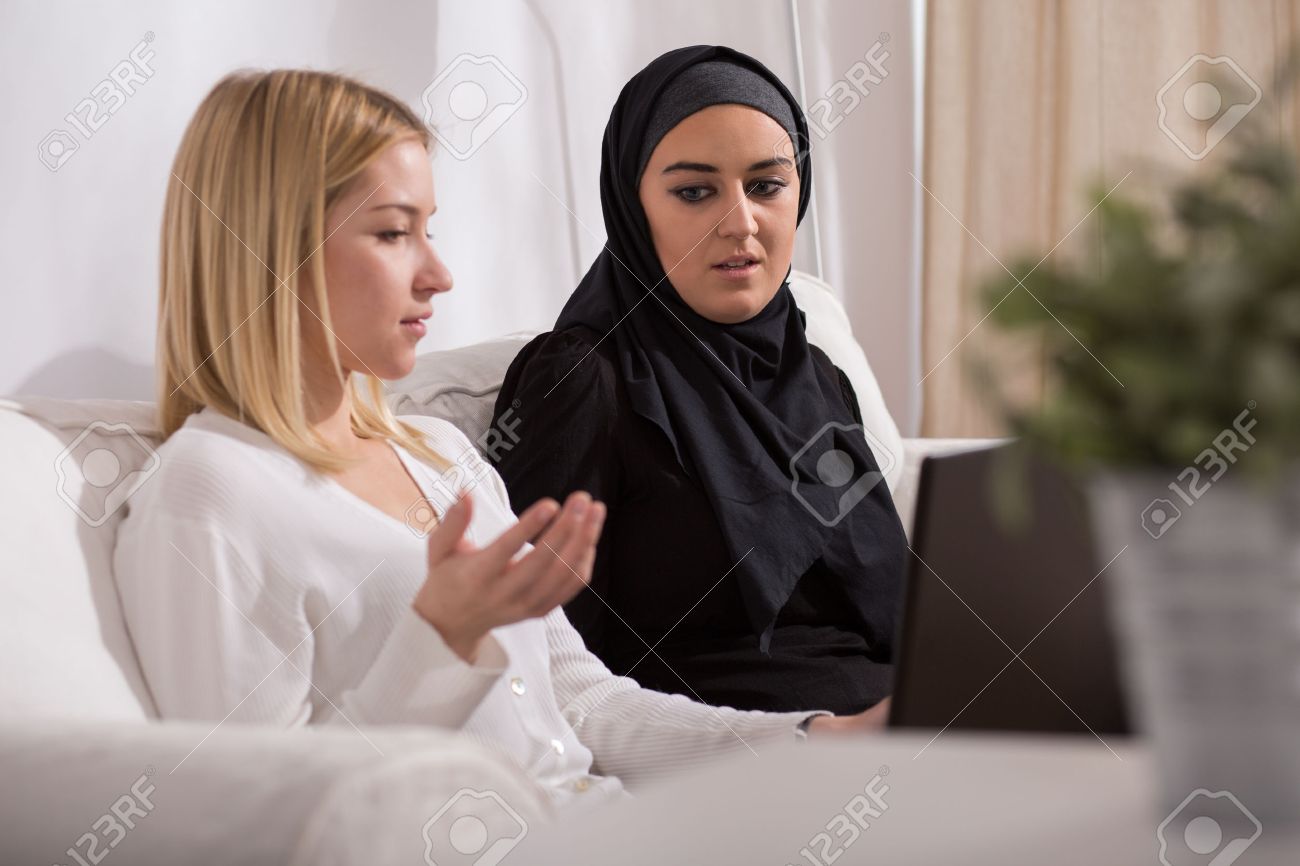 会話をヨーロッパとアラブの女の子 の写真素材 画像素材 Image 会話をヨーロッパとアラブの女の子 の写真素材 画像素材 Image
