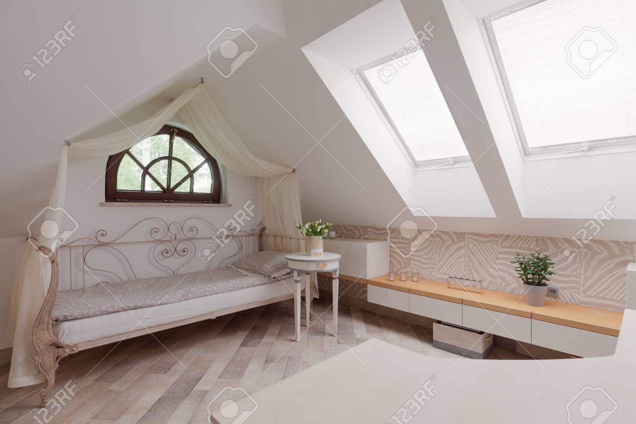 Ensoleillé Chambre Dans Le Grenier Dans Le Style Romantique Banque D ... Ensoleillé Chambre Dans Le Grenier Dans Le Style Romantique Banque D ...