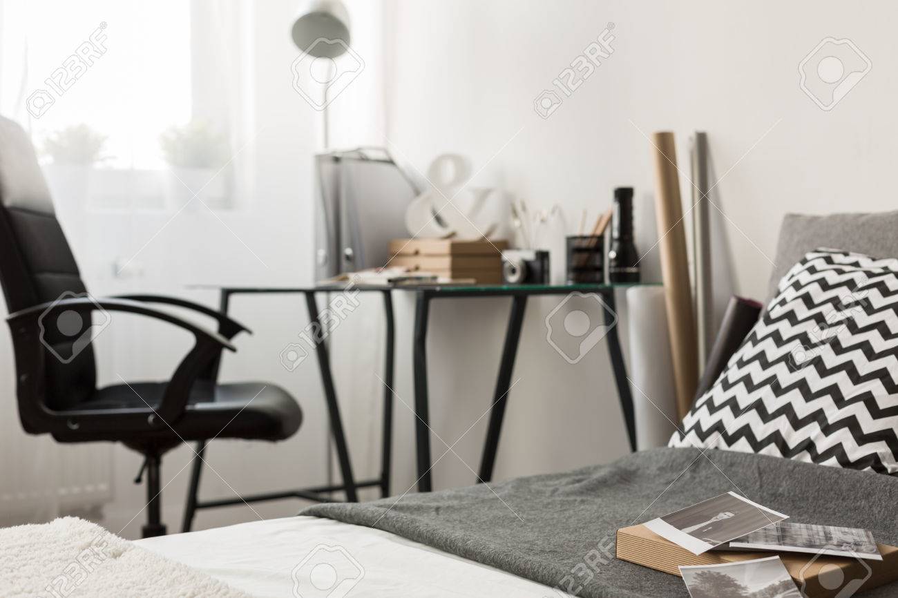 Espace Bureau Maison : Image simple espace bureau à la maison avec des meubles noirs