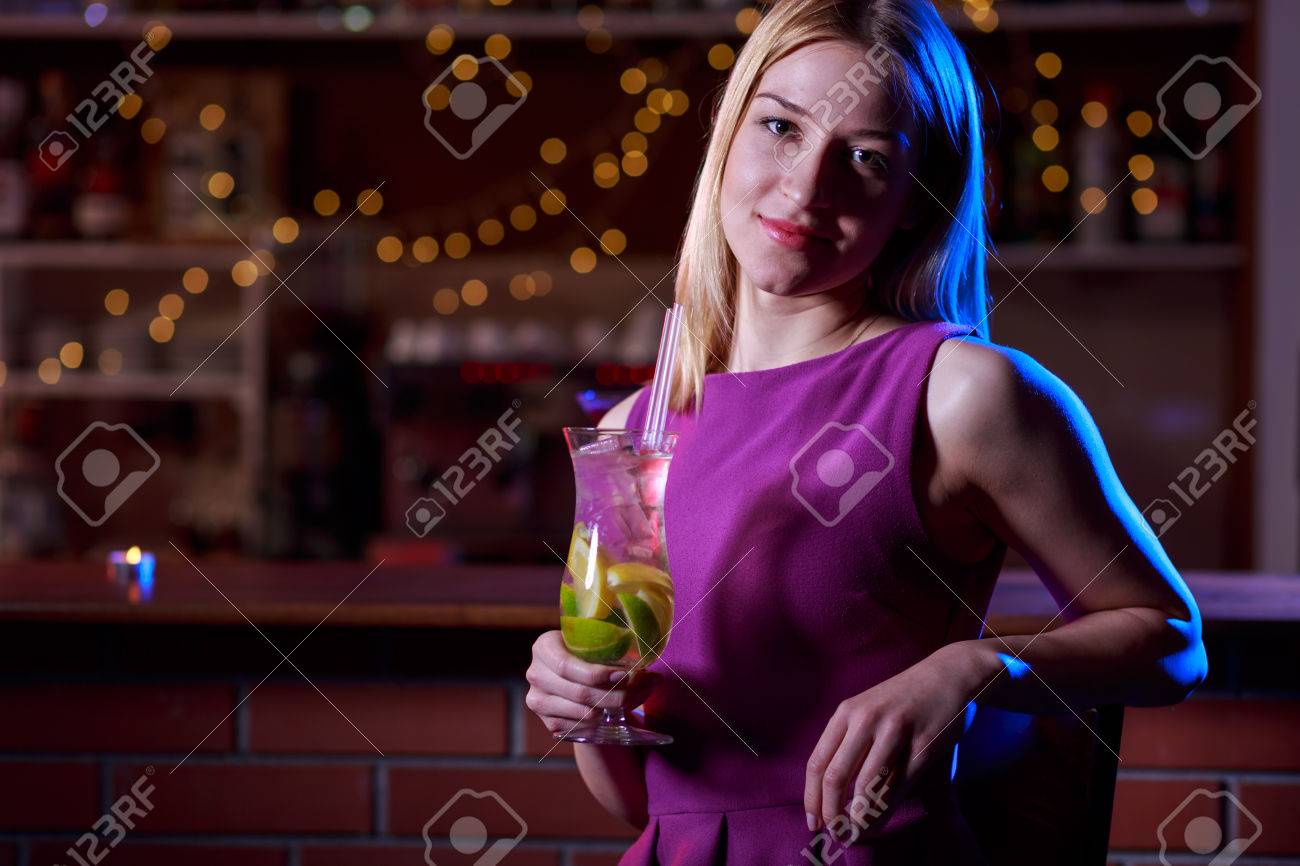 Sexy Blonde Madchen Mit Einem Getrank In Der Bar Lizenzfreie Fotos Bilder Und Stock Fotografie Image 50352016